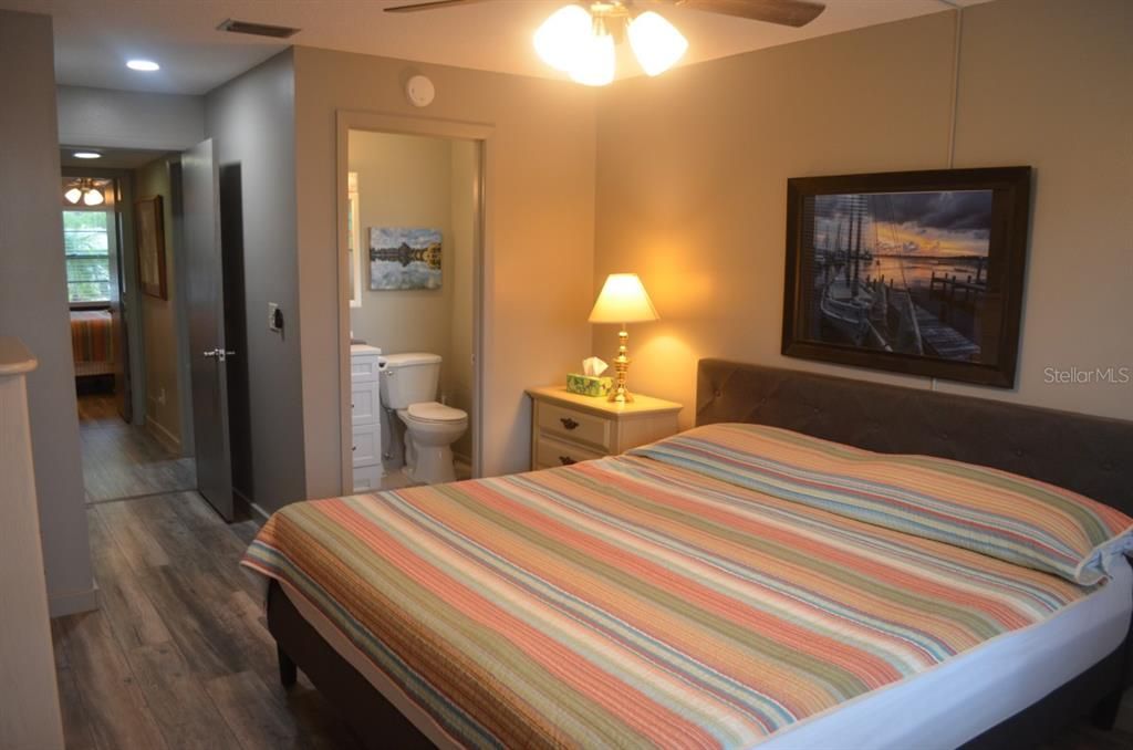 For Sale: $239,500 (2 beds, 1 baths, 934 Square Feet)
