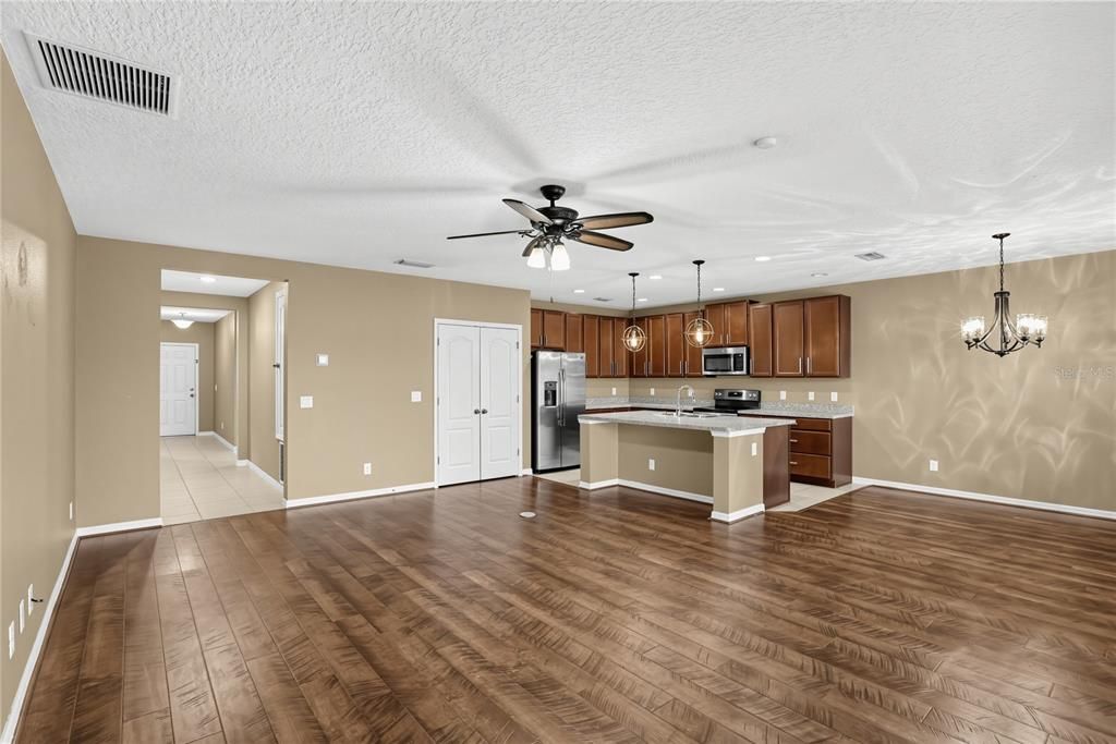 For Sale: $389,900 (3 beds, 2 baths, 1899 Square Feet)