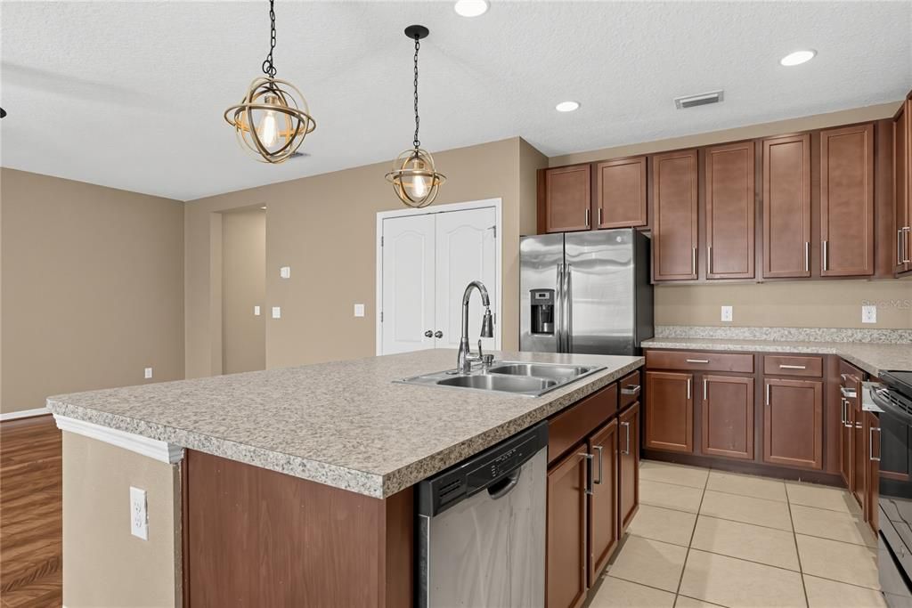 For Sale: $389,900 (3 beds, 2 baths, 1899 Square Feet)