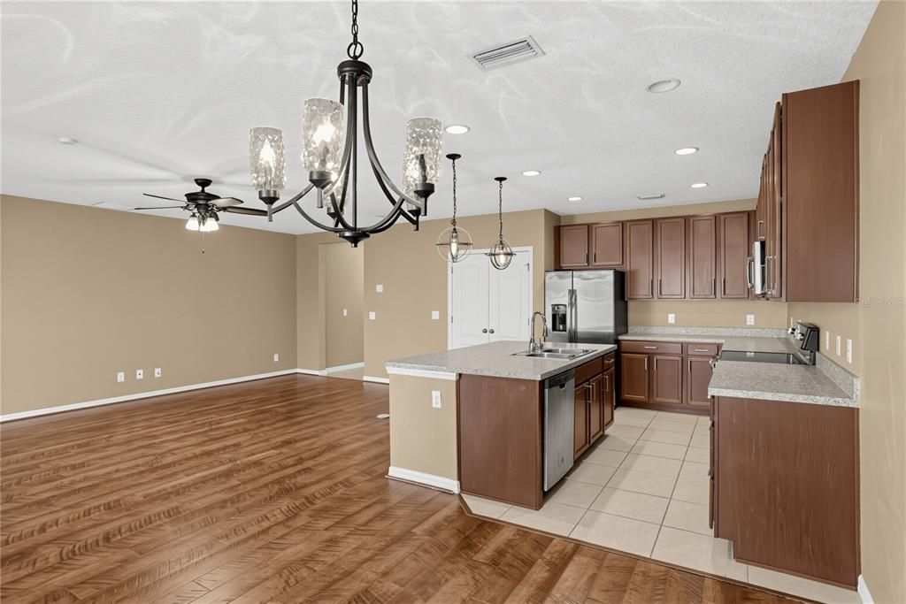 For Sale: $389,900 (3 beds, 2 baths, 1899 Square Feet)