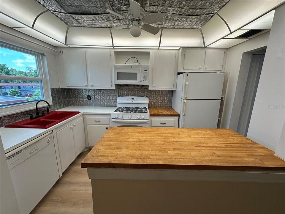 На продажу: $99,000 (2 спален, 2 ванн, 1579 Квадратных фут)