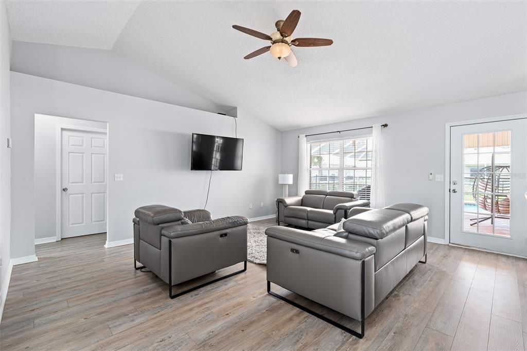 For Sale: $399,900 (4 beds, 2 baths, 1779 Square Feet)