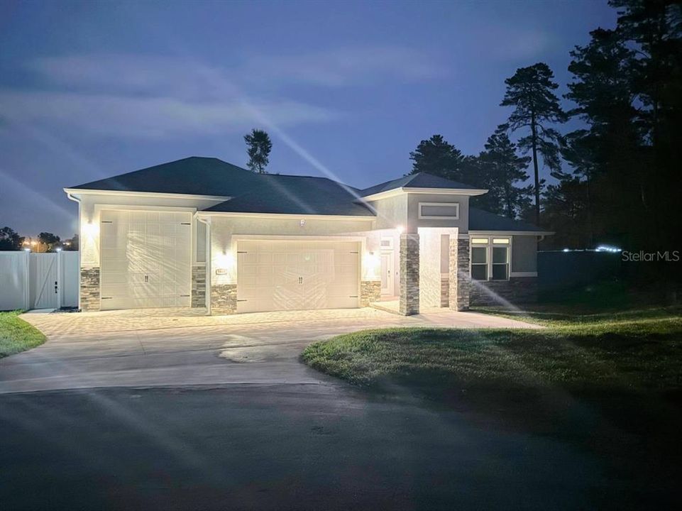 En Venta: $439,000 (3 camas, 2 baños, 2023 Pies cuadrados)