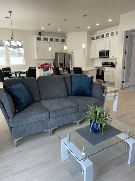 En Venta: $439,000 (3 camas, 2 baños, 2023 Pies cuadrados)