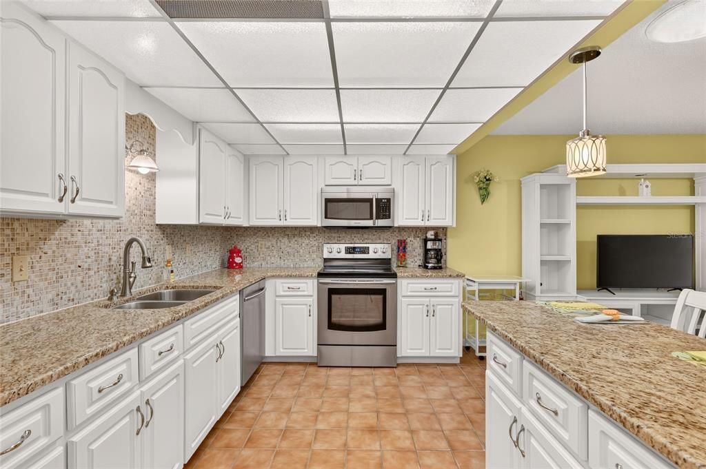 For Sale: $189,900 (2 beds, 2 baths, 1748 Square Feet)