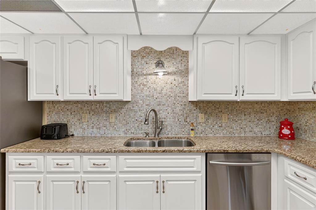For Sale: $189,900 (2 beds, 2 baths, 1748 Square Feet)