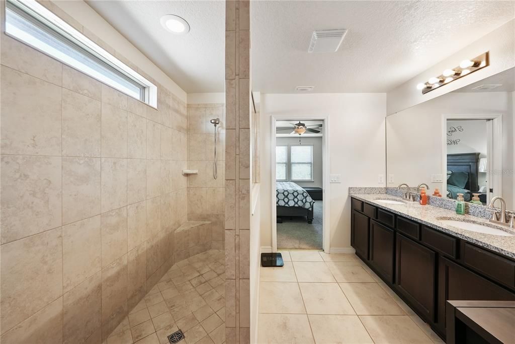 For Sale: $410,000 (4 beds, 2 baths, 2492 Square Feet)