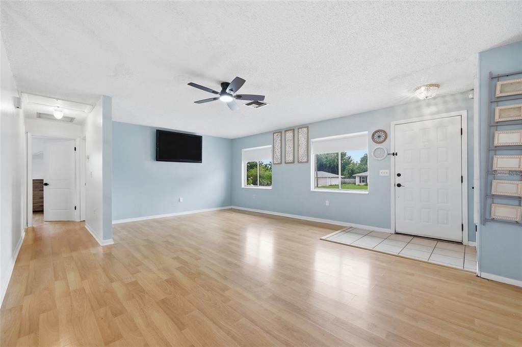 For Sale: $269,900 (3 beds, 2 baths, 1144 Square Feet)