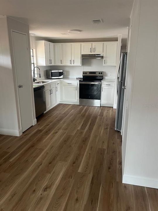 For Sale: $154,900 (2 beds, 2 baths, 1068 Square Feet)