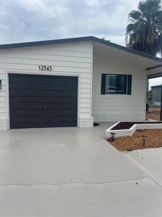 For Sale: $154,900 (2 beds, 2 baths, 1068 Square Feet)