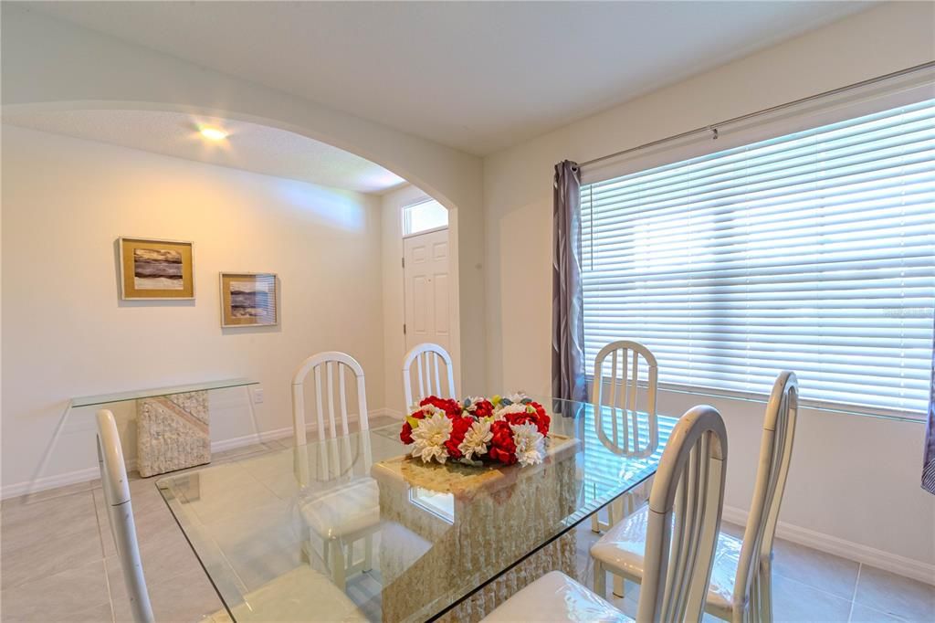 En Venta: $448,000 (5 camas, 3 baños, 2601 Pies cuadrados)