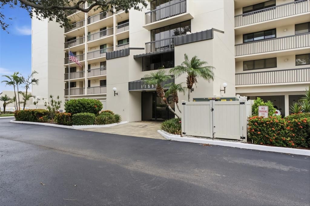 Active With Contract: $435,000 (2 beds, 2 baths, 1225 Square Feet)