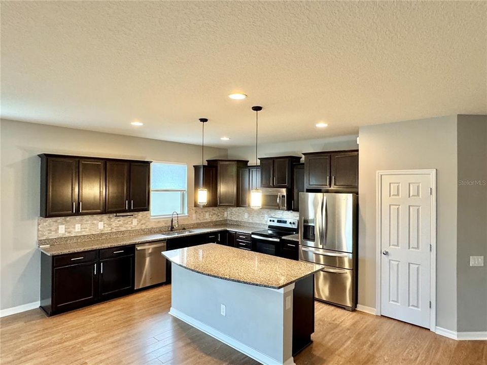 For Rent: $2,750 (4 beds, 2 baths, 2164 Square Feet)