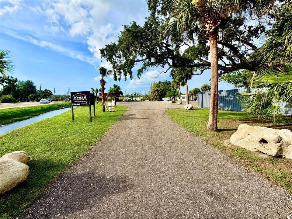 На продажу: $1,500,000 (1.60 acres)