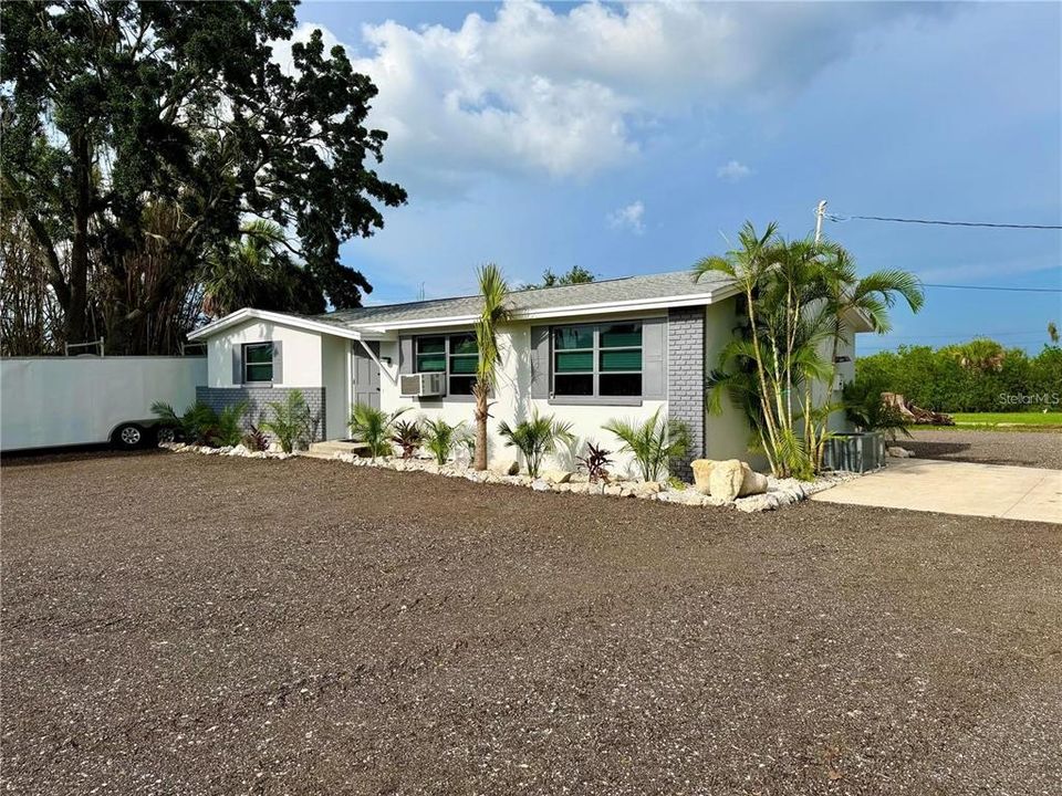 На продажу: $1,500,000 (1.60 acres)