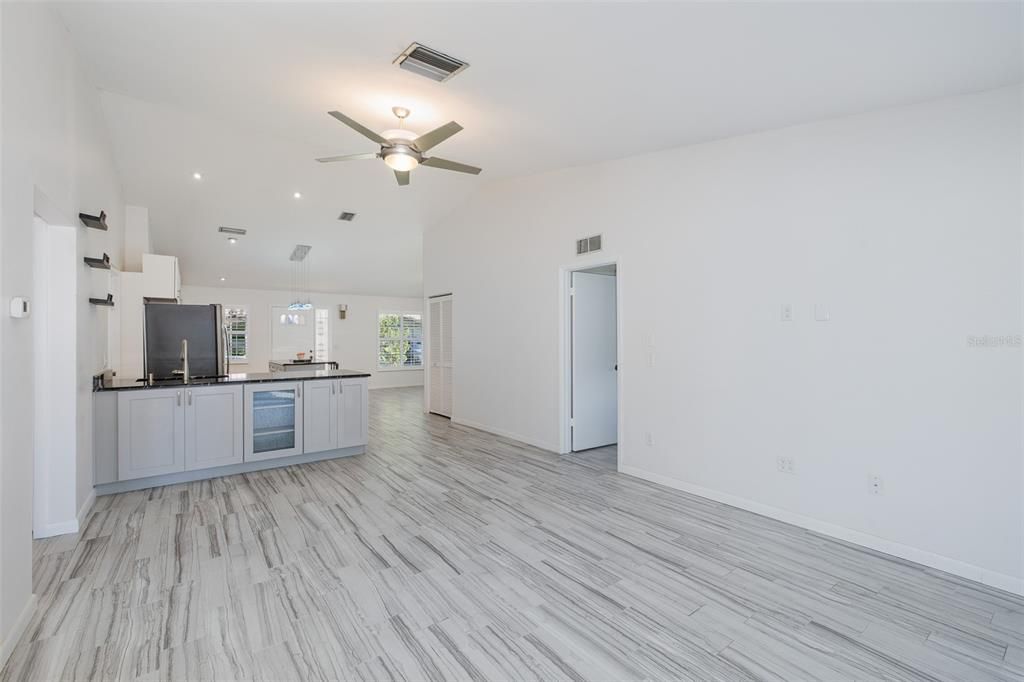 For Sale: $325,000 (2 beds, 2 baths, 1400 Square Feet)