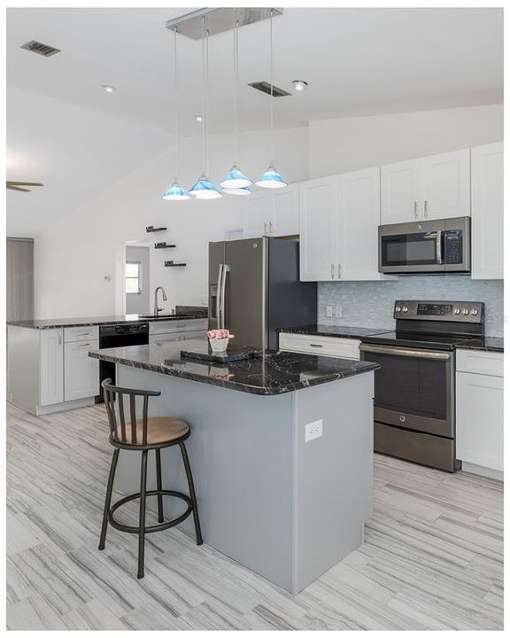 For Sale: $325,000 (2 beds, 2 baths, 1400 Square Feet)