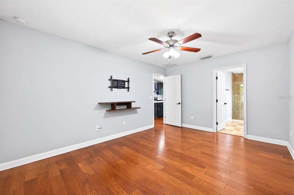 For Rent: $2,350 (3 beds, 2 baths, 1253 Square Feet)