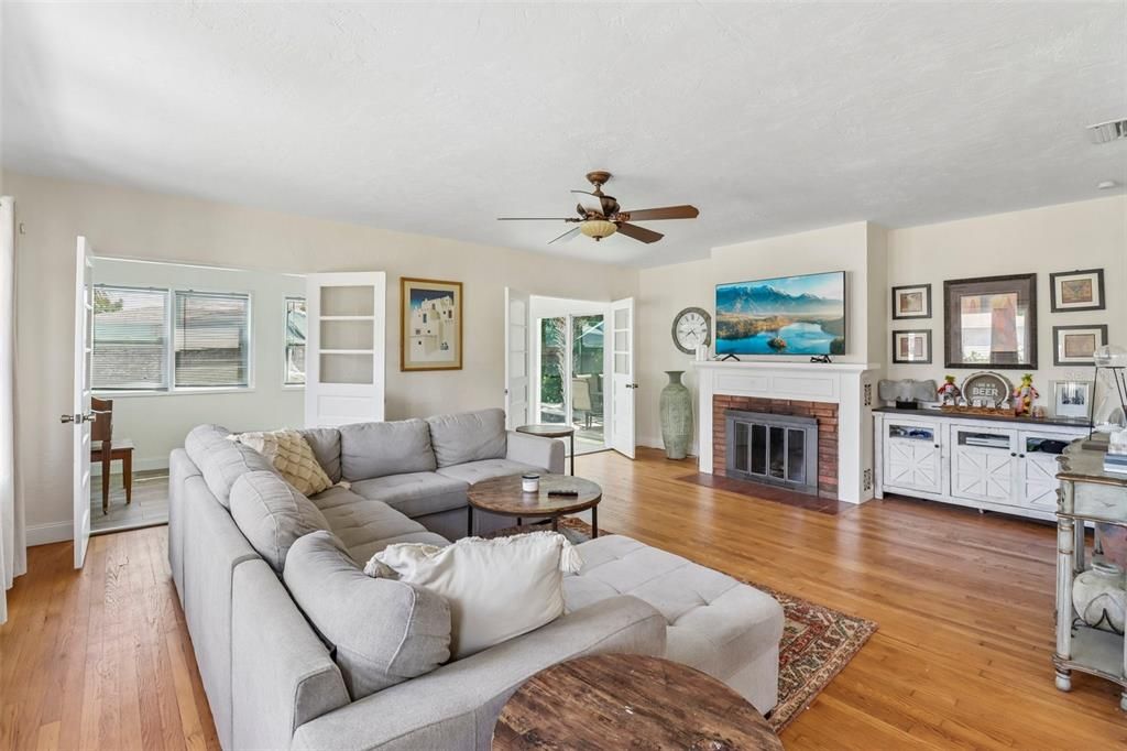 For Sale: $444,000 (3 beds, 2 baths, 1914 Square Feet)