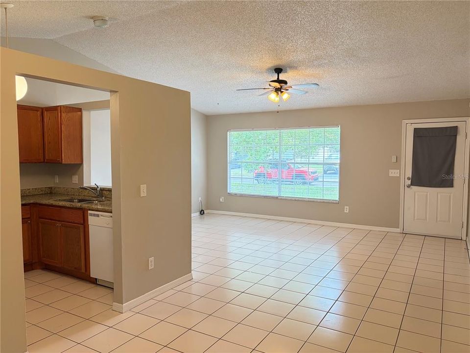 For Sale: $310,000 (3 beds, 2 baths, 1086 Square Feet)