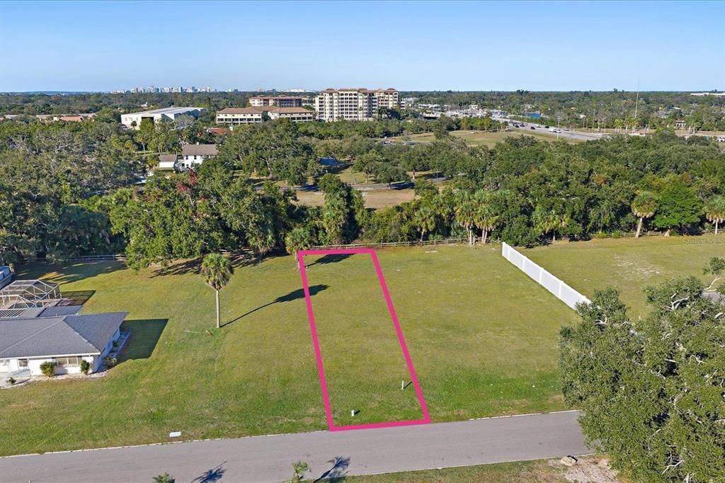 На продажу: $410,000 (0.19 acres)