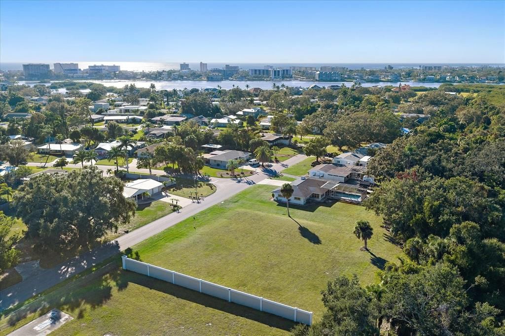 На продажу: $410,000 (0.19 acres)