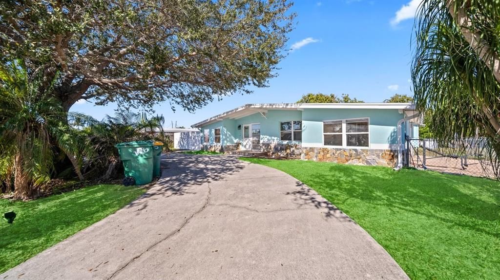 For Sale: $244,000 (2 beds, 1 baths, 1195 Square Feet)