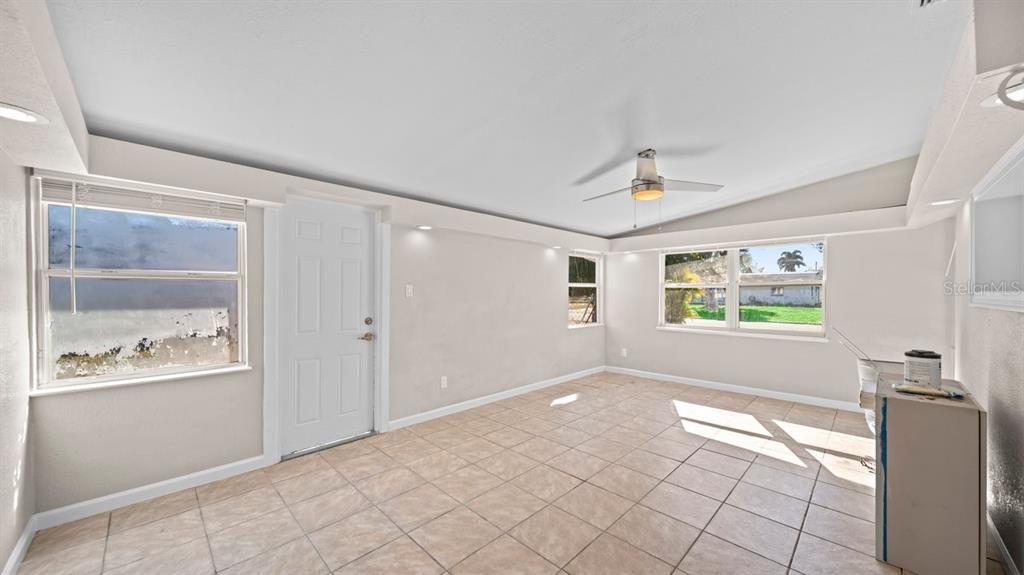 For Sale: $244,000 (2 beds, 1 baths, 1195 Square Feet)