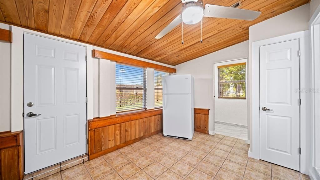 For Sale: $244,000 (2 beds, 1 baths, 1195 Square Feet)