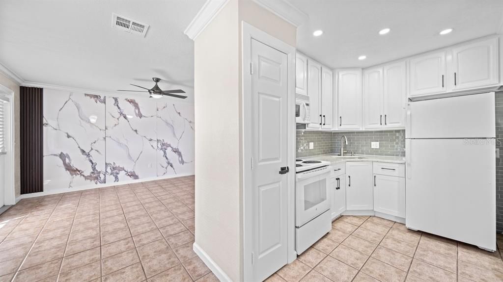 For Sale: $244,000 (2 beds, 1 baths, 1195 Square Feet)