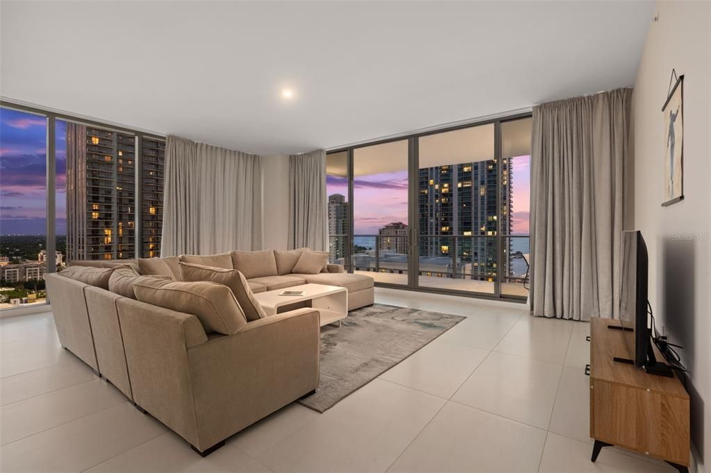En Venta: $2,175,000 (2 camas, 2 baños, 2371 Pies cuadrados)