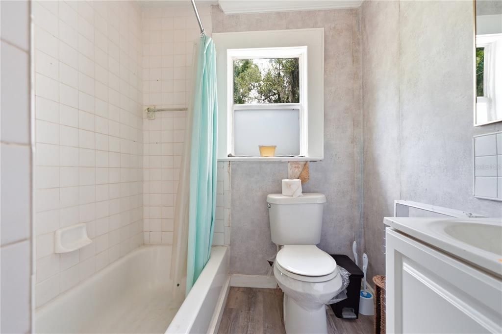 For Sale: $180,000 (2 beds, 1 baths, 572 Square Feet)