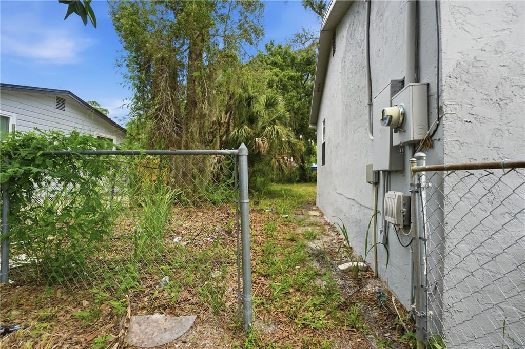 For Sale: $180,000 (2 beds, 1 baths, 572 Square Feet)