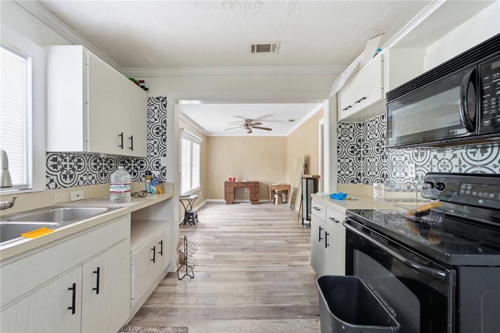 For Sale: $180,000 (2 beds, 1 baths, 572 Square Feet)