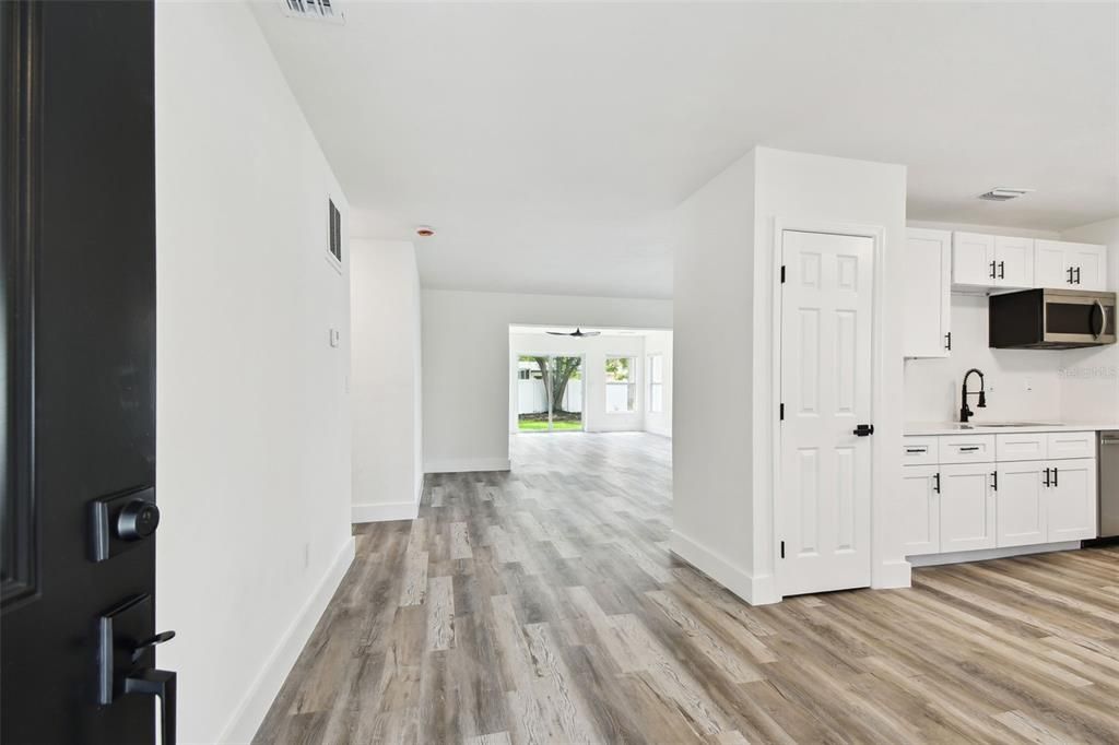 For Rent: $2,500 (2 beds, 1 baths, 1231 Square Feet)