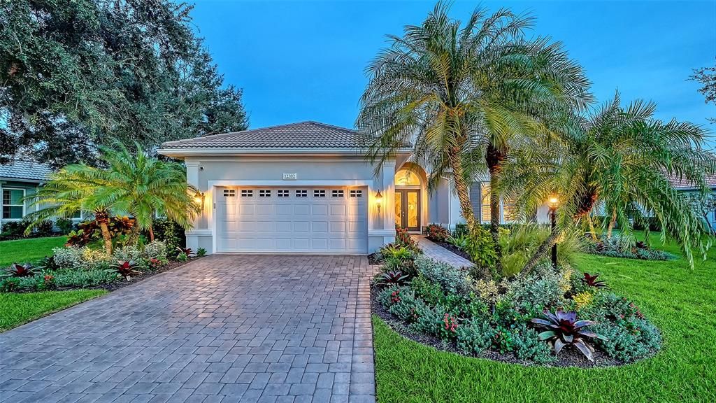 Active With Contract: $1,399,000 (3 beds, 2 baths, 2564 Square Feet)