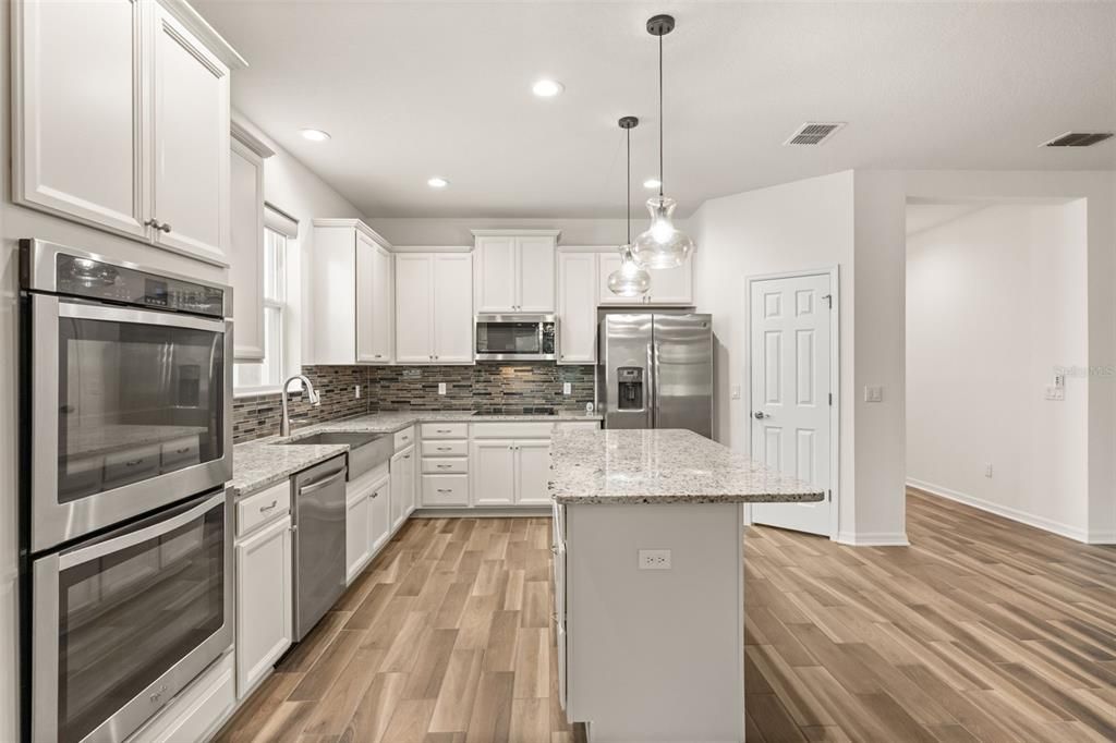 Activo con contrato: $599,900 (4 camas, 2 baños, 2091 Pies cuadrados)