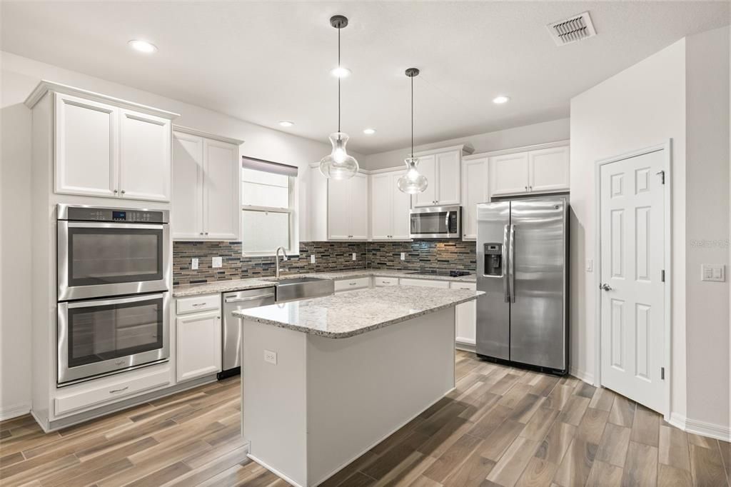 Activo con contrato: $599,900 (4 camas, 2 baños, 2091 Pies cuadrados)