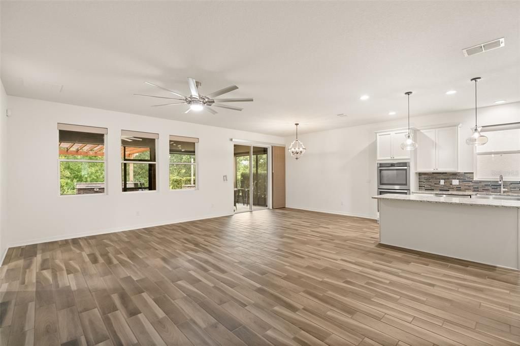 Activo con contrato: $599,900 (4 camas, 2 baños, 2091 Pies cuadrados)