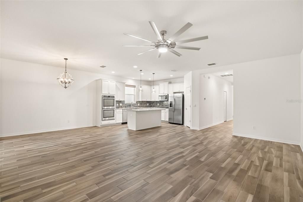 Activo con contrato: $599,900 (4 camas, 2 baños, 2091 Pies cuadrados)