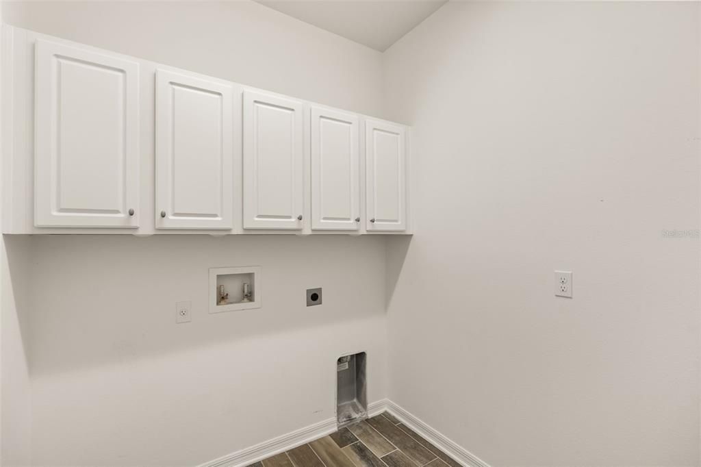 Activo con contrato: $599,900 (4 camas, 2 baños, 2091 Pies cuadrados)