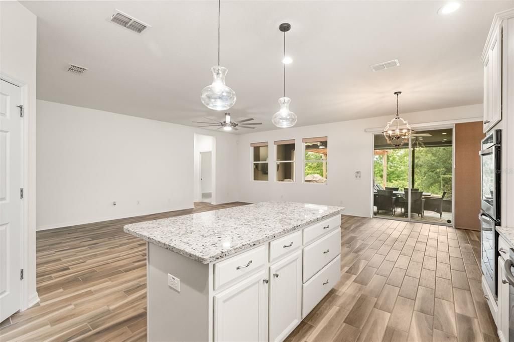 Activo con contrato: $599,900 (4 camas, 2 baños, 2091 Pies cuadrados)