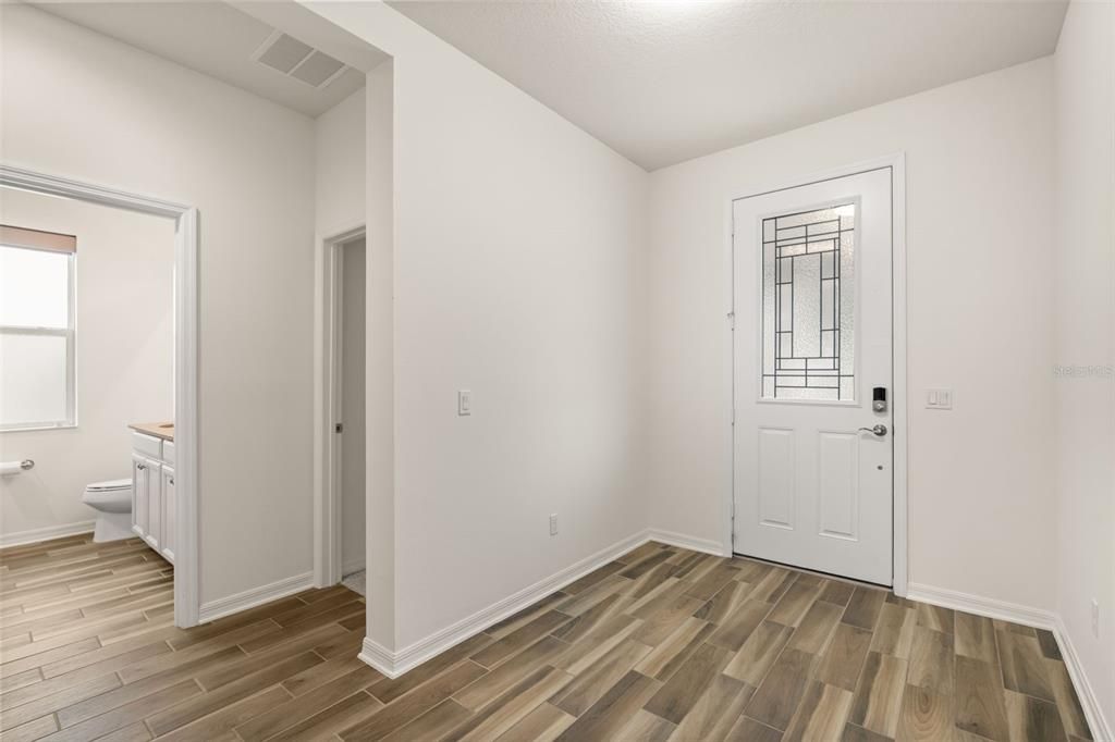 Activo con contrato: $599,900 (4 camas, 2 baños, 2091 Pies cuadrados)