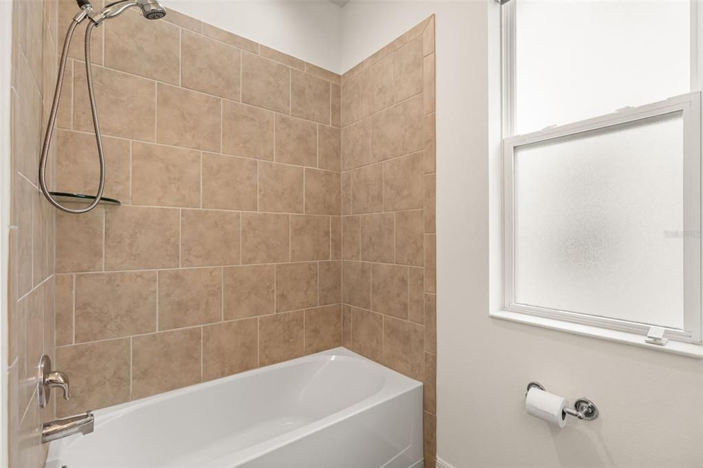 Activo con contrato: $599,900 (4 camas, 2 baños, 2091 Pies cuadrados)