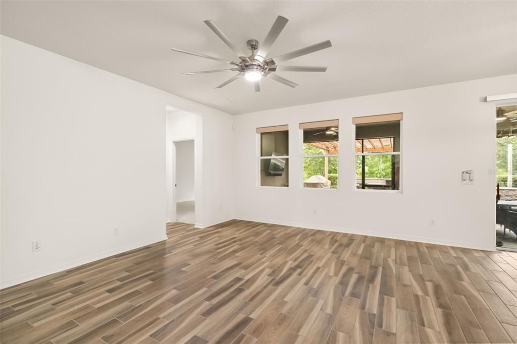 Activo con contrato: $599,900 (4 camas, 2 baños, 2091 Pies cuadrados)