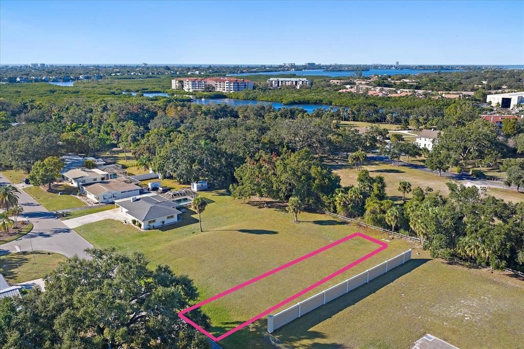 На продажу: $410,000 (0.19 acres)