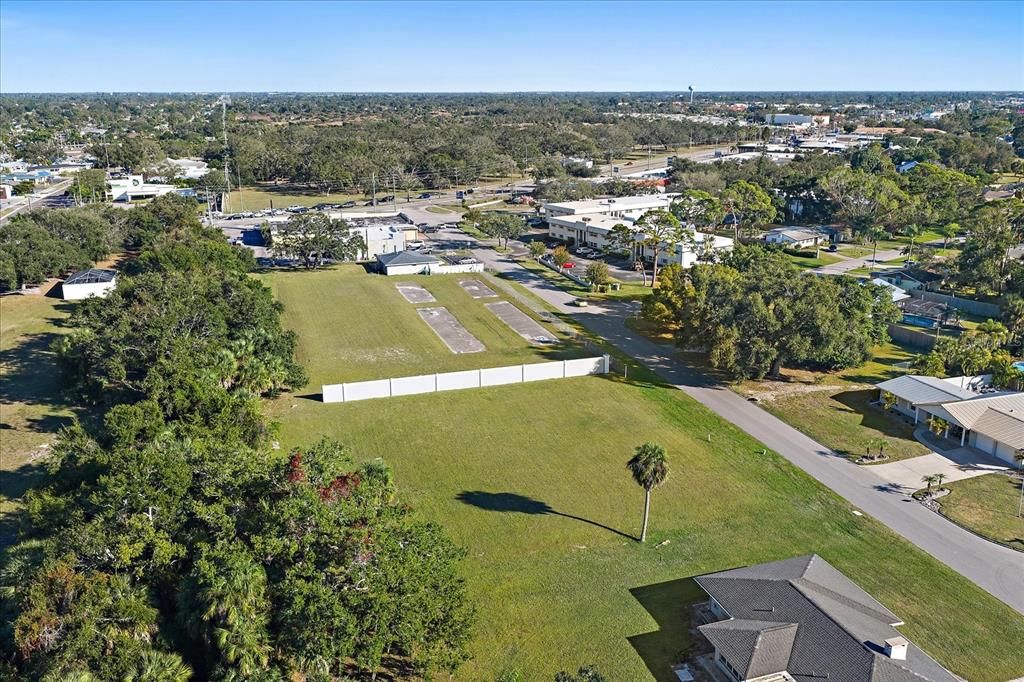 На продажу: $410,000 (0.19 acres)