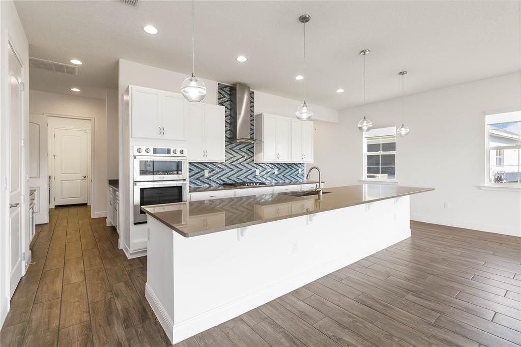 En Venta: $579,900 (4 camas, 4 baños, 2870 Pies cuadrados)