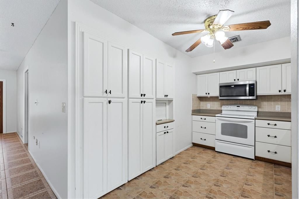 For Sale: $224,900 (2 beds, 2 baths, 1152 Square Feet)