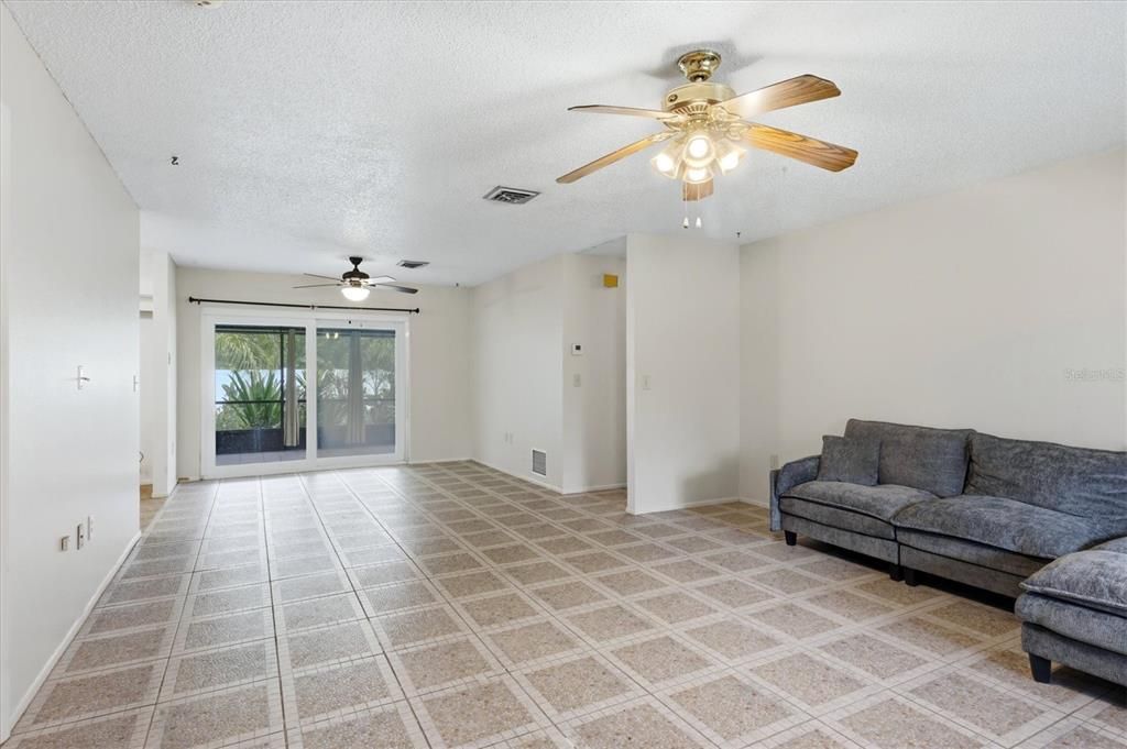 For Sale: $224,900 (2 beds, 2 baths, 1152 Square Feet)